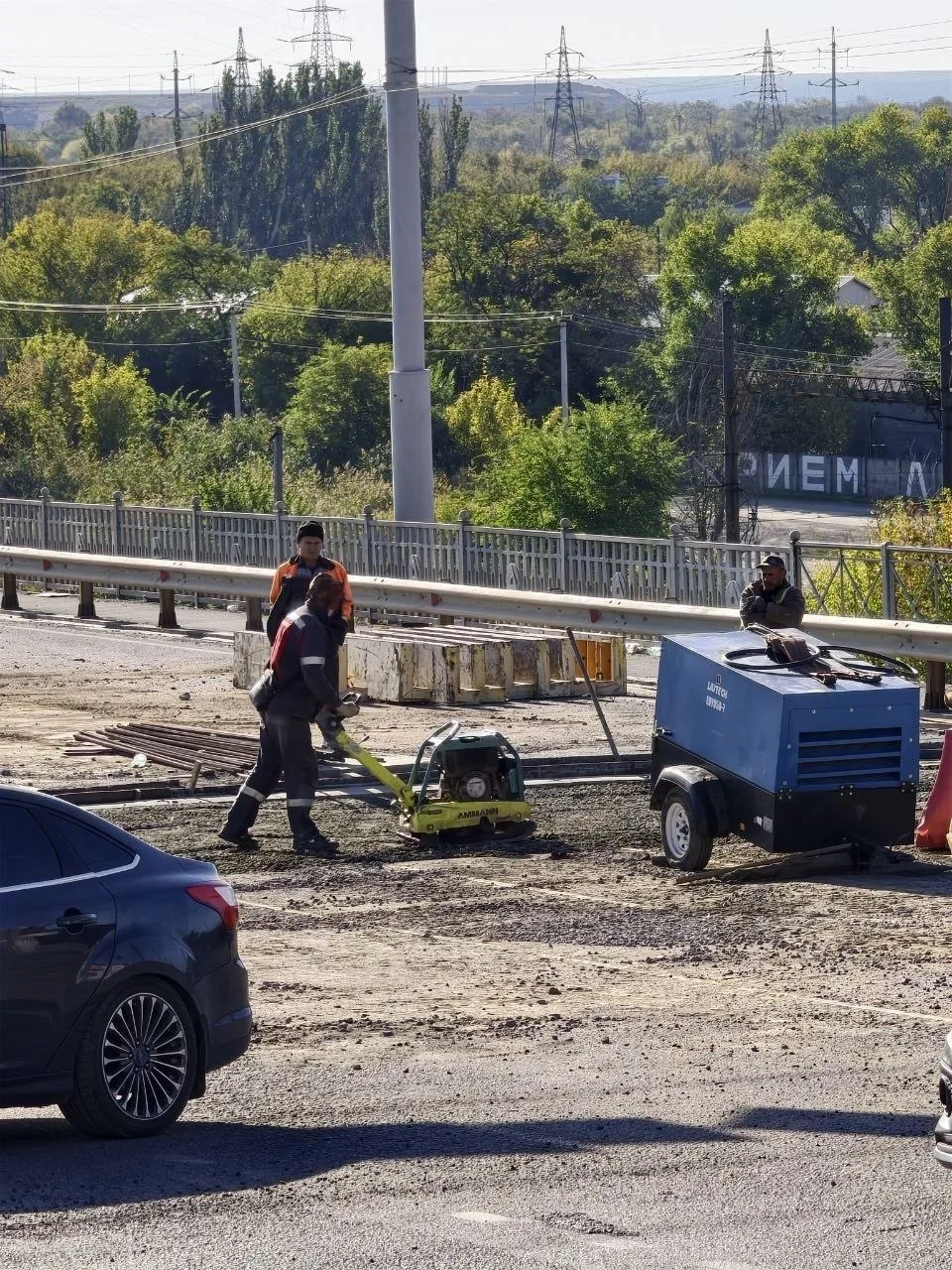 Убрали лежачих полицейских по торговой и убирают кучи строительного мусора