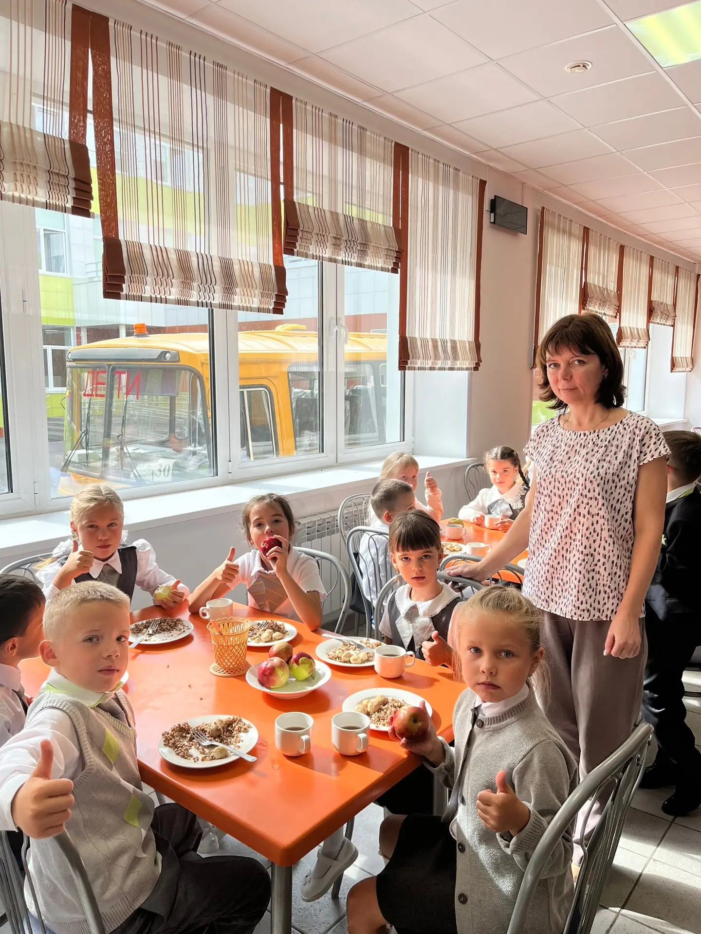 🍽 Любимое место в школе всех учеников: наши первоклассники осваиваются в столовой!