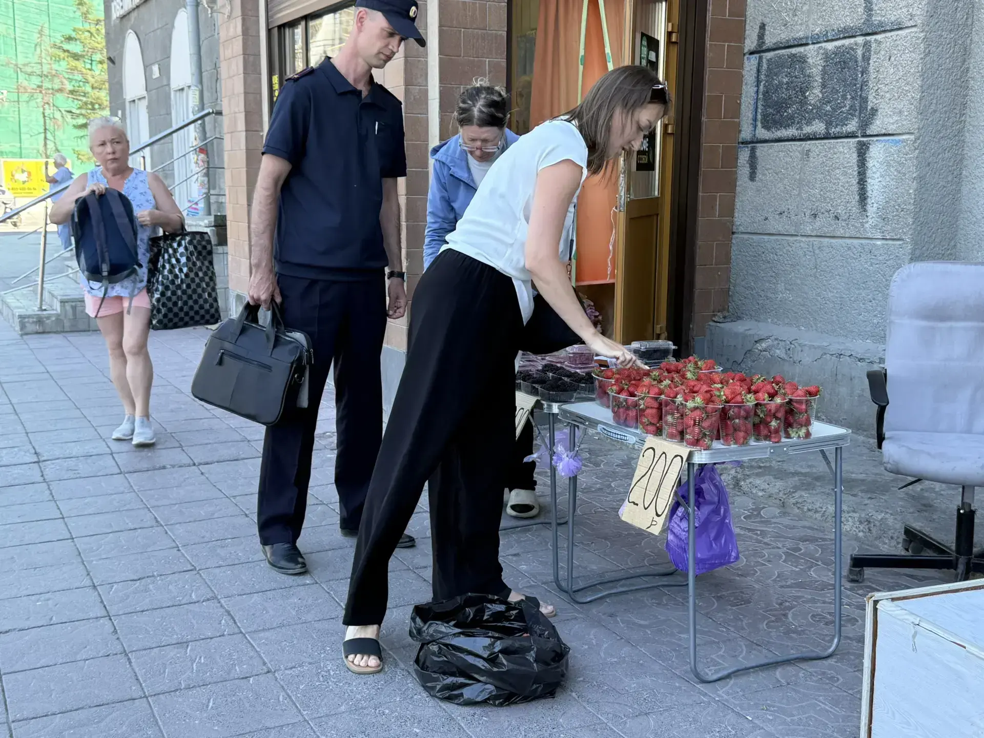 ⛔ Стихийную торговлю на площади им. Калинина пресекли во время очередного рейда

В Центральном округ