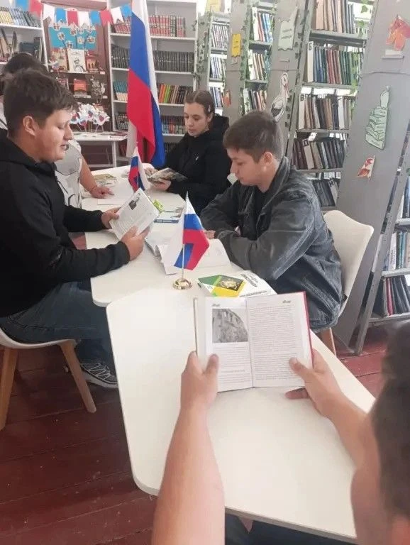 В филиале №2 «Гладковская библиотека» МБУ ЛНР «БЦБС» прошёл патриотический час «Одна Ст...