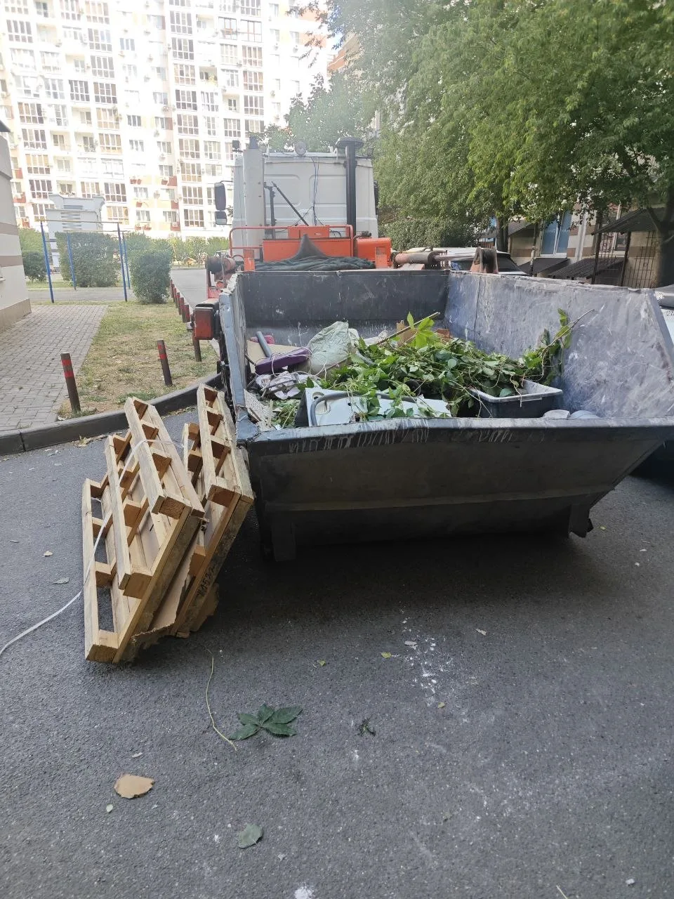 В эти дни произвели по территории всех домов сбор и вывоз крупногабаритного мусора; нач...