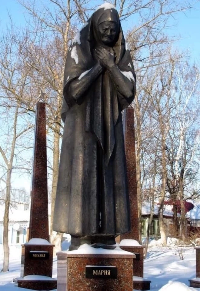 Памятник Марии Матвеевне Фроловой - скорбящей матери, которая потеряла на войне 8 сыновей    Уже в ш