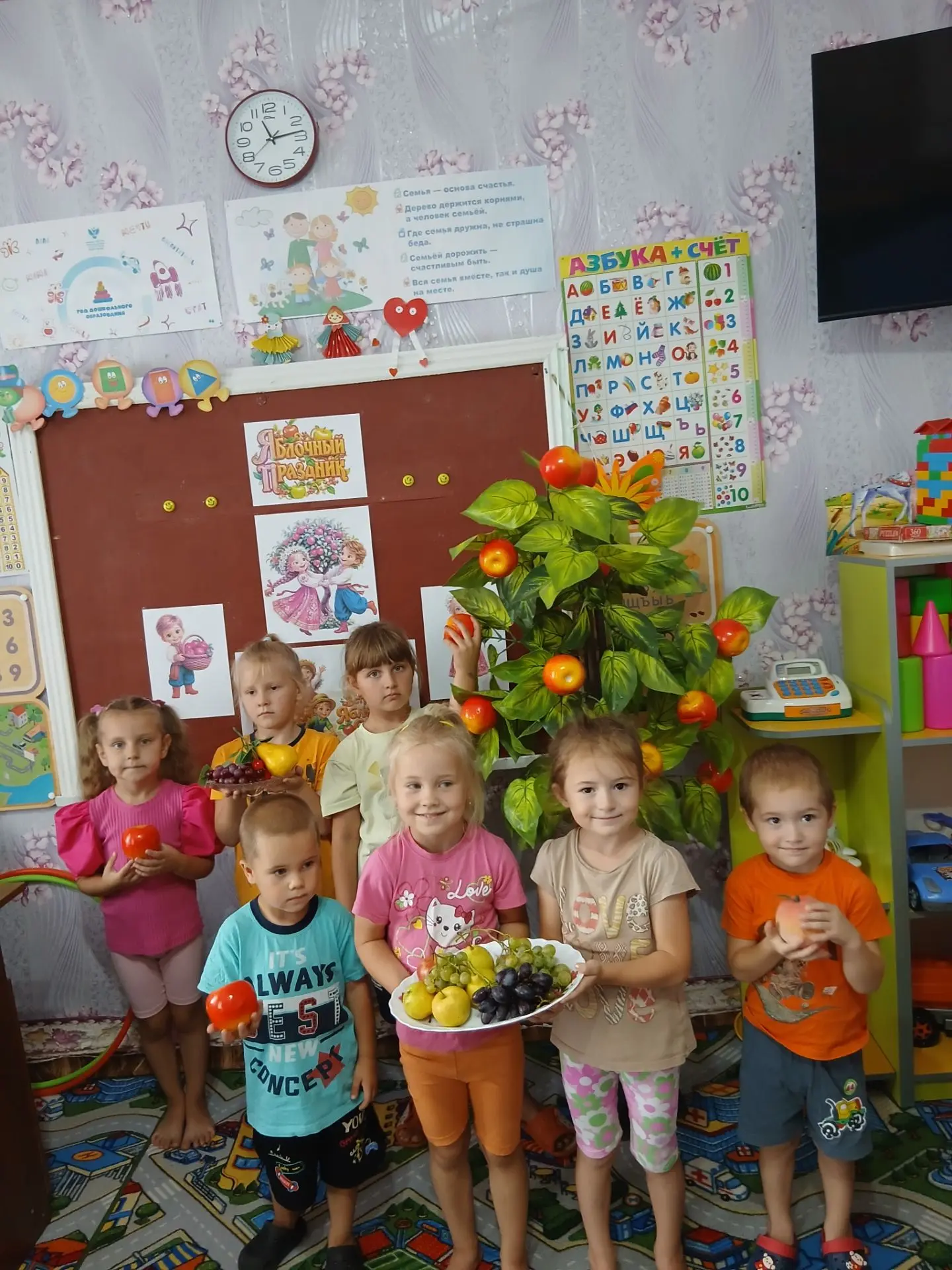 19 августа в нашем ясли-саду прошёл праздник, посвящённый Яблочному Спасу – одному из г...