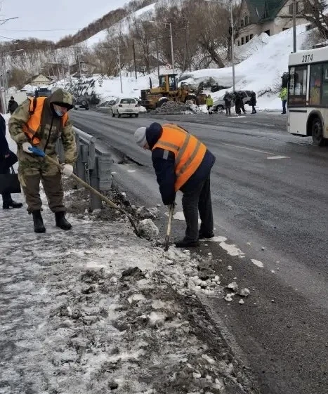 Бригады ручного труда продолжают работы по расчистке пешеходных зон.  📍Ленинский район   Работает бр
