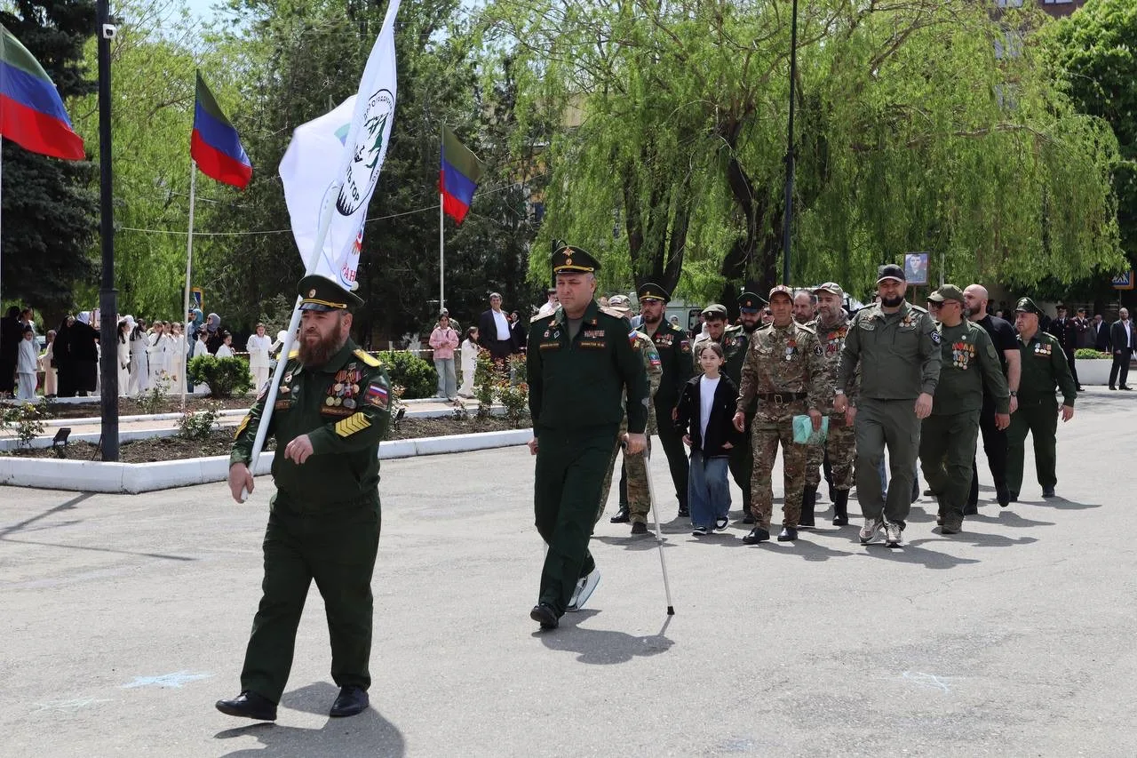 🎖 Большой фоторепортаж с торжественного митинга, прошедшего в Буйнакске в честь празднования 81-й го