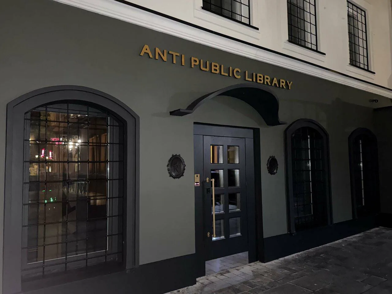 В Москве всё же открылось то самое кафе Anti Public Library🤩