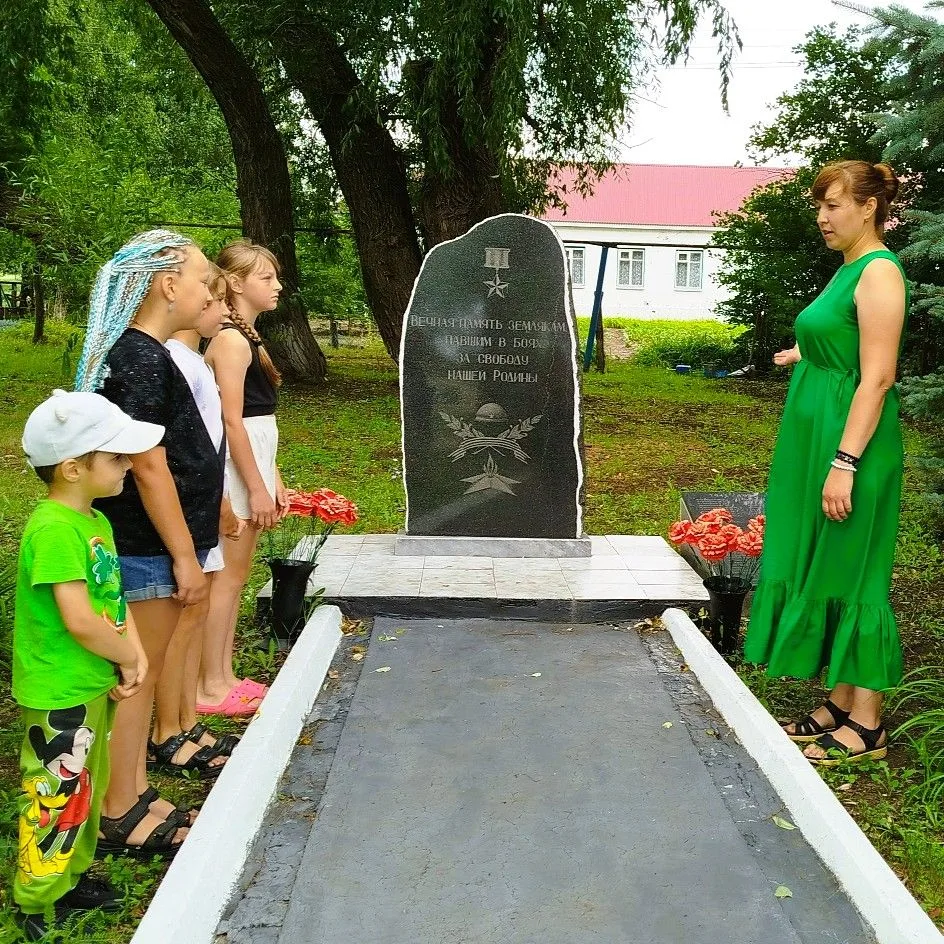 Культурное наследие села Карамышка (0+)

В прекрасный солнечный день библиотекарь Карамышской сельск