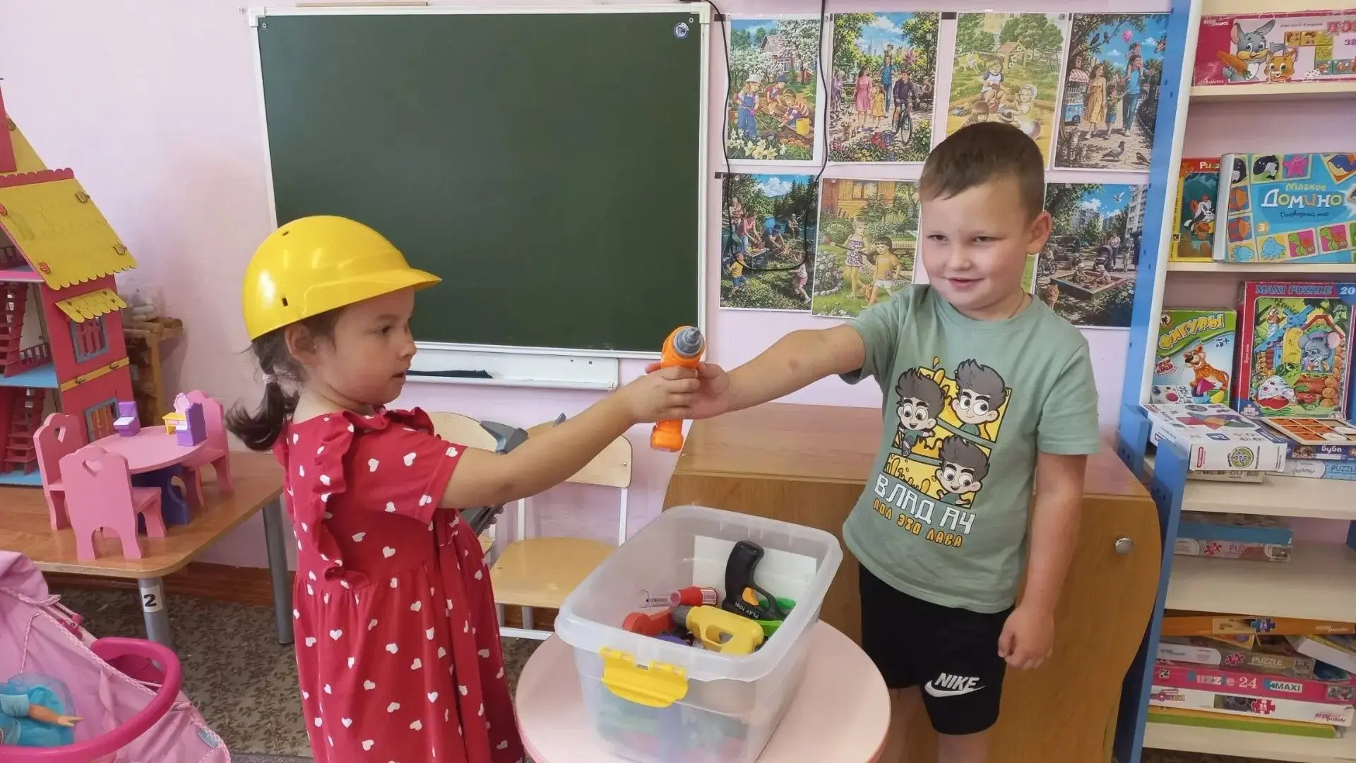 Дружба начинается с улыбки... и волшебной коробки!
