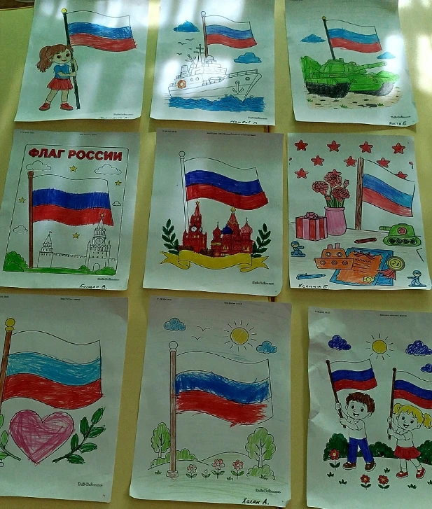 🇷🇺Ребята ко "Дню Российского флага"  сделали выставку рисунков!!"