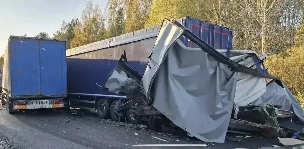 Один человек погиб в ДТП с четырьмя фурами на трассе в Свечинском районе.