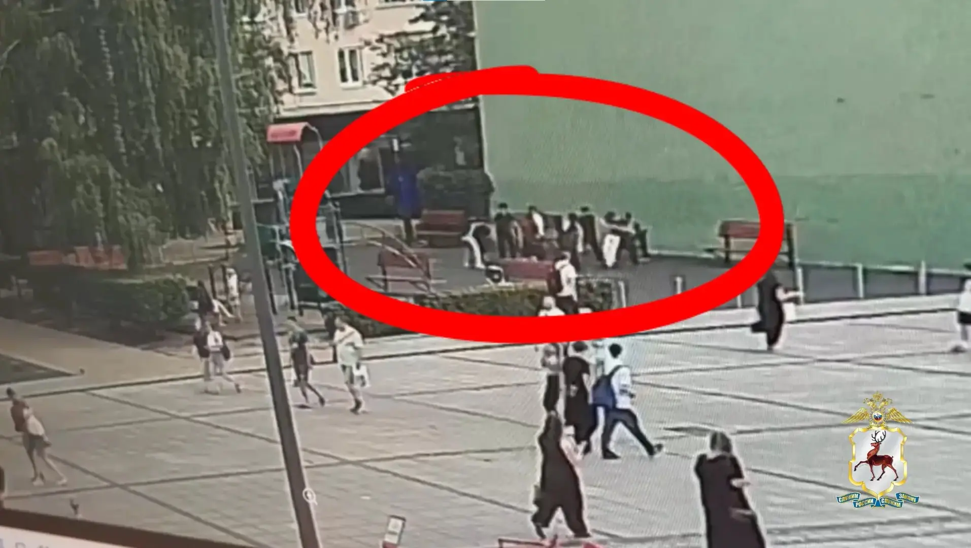 Полицейские нашли детей, которые напали на музыкантов на Большой Покровской улице. Пред...