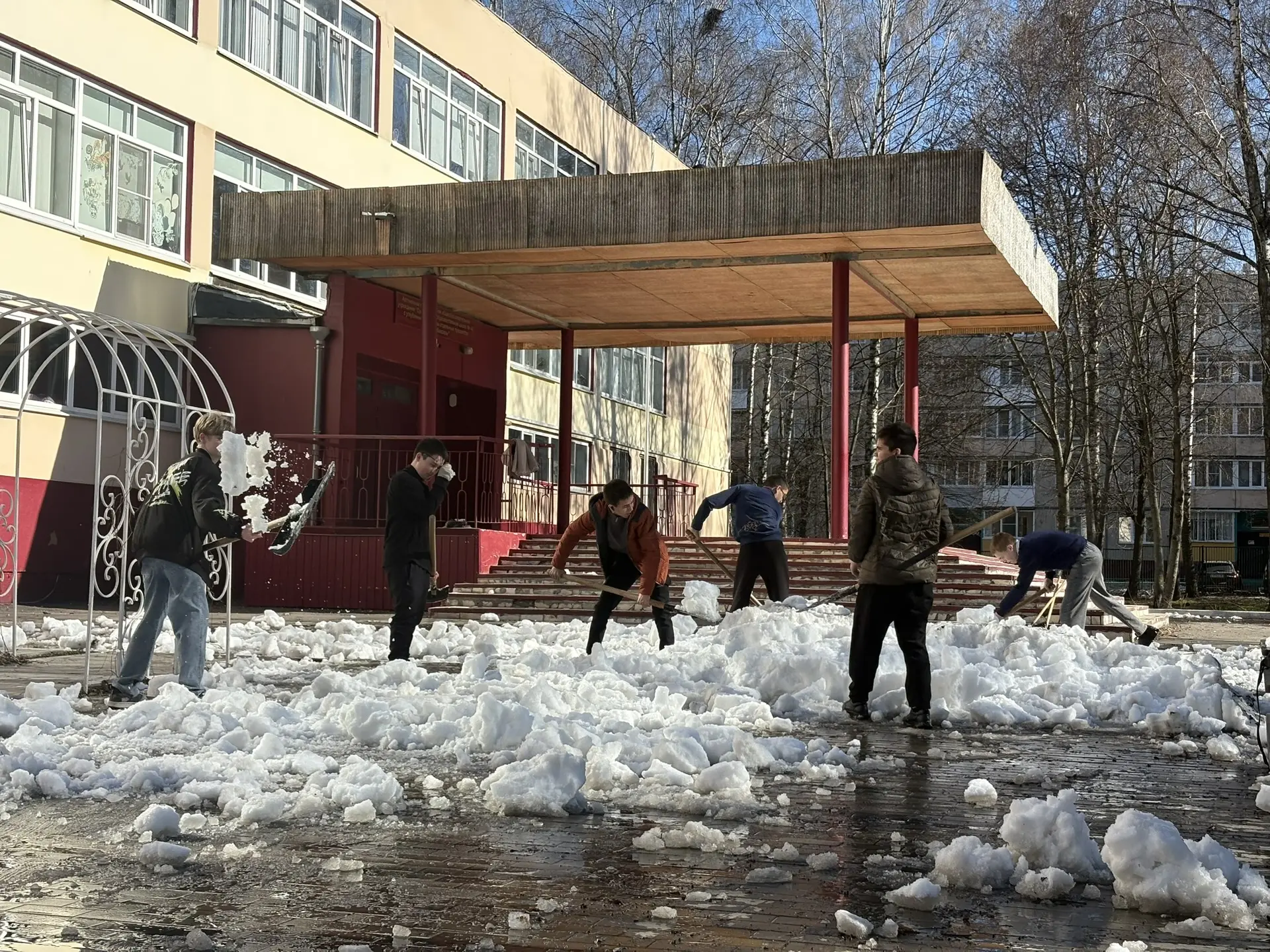 В нашей школе официально началась работа трудовой бригады! 🔥  С сегодняшнего дня ученики нашей школы