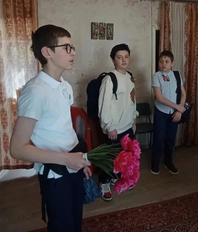 НИЗКИЙ ПОКЛОН ВЕТЕРАНАМ!   🎖️ 8 мая учащиеся 21 лицея поздравили с праздником ветерана Серафиму Егор