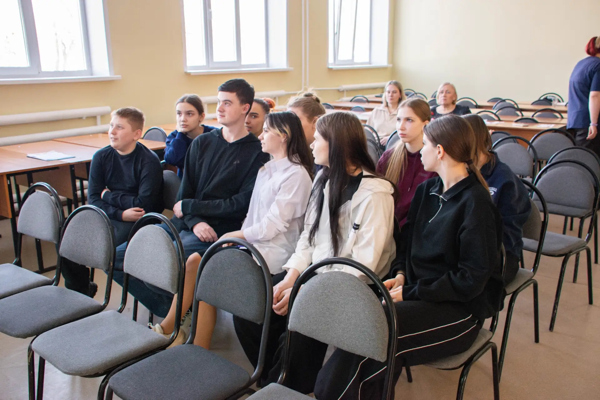 Один день из жизни студента: опыт 10 класса 🔥 Вместо скучных лекций — погоня за преступниками, настр