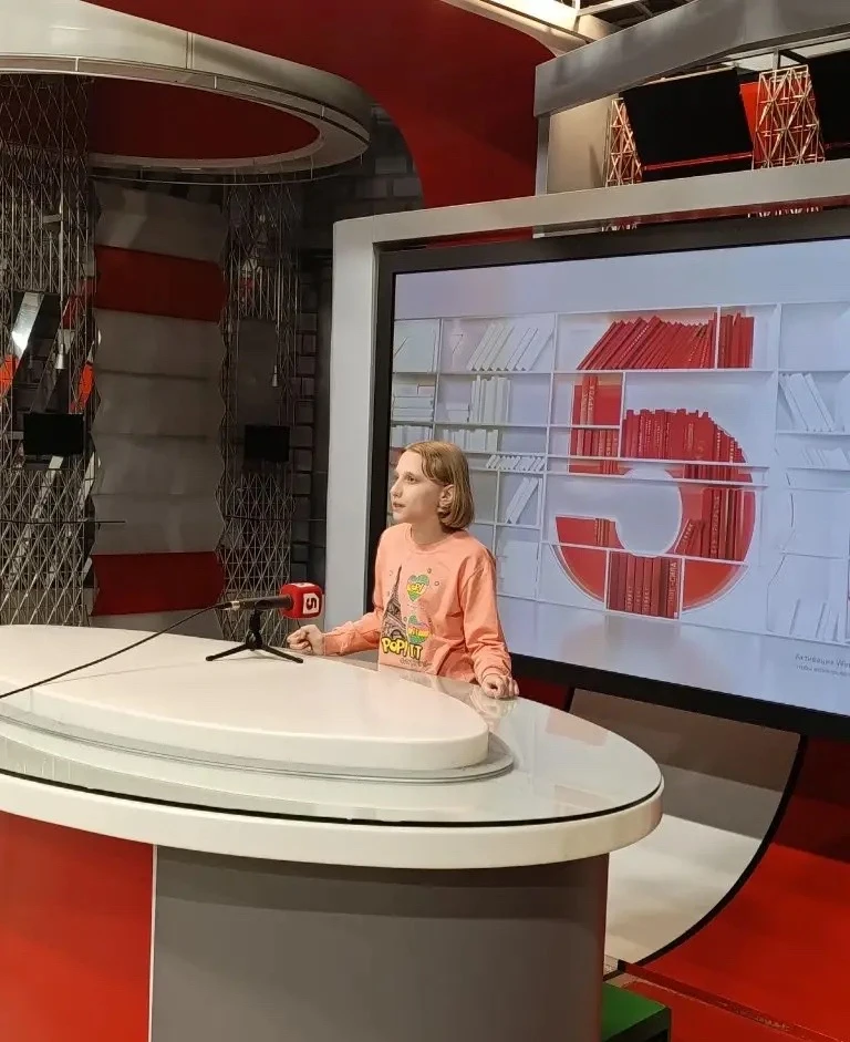 ПОСЛЕДНЯЯ НОВОСТЬ  ОТ 4 «А»! 🎬📺  Начало каникул ребята отметили познавательной поездкой на «5 канал»