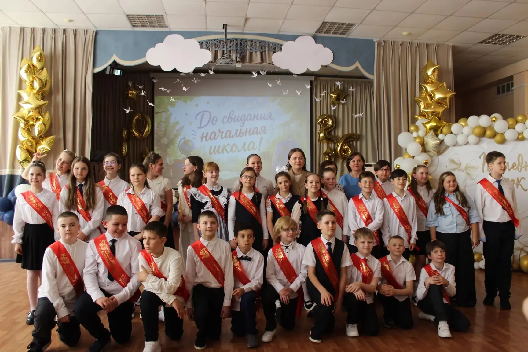 ✨ До свидания, начальная школа! ✨  Сегодня в нашей школе прошла торжественная линейка для выпускнико