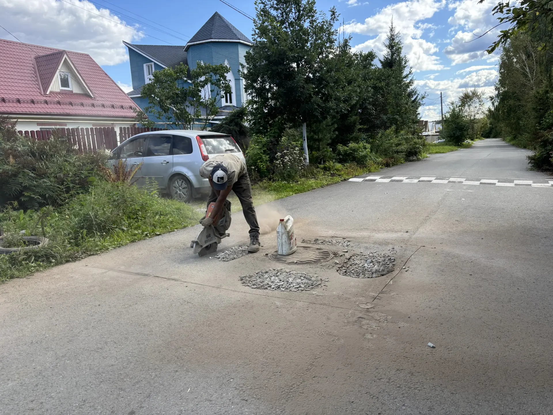 🚜 В Среднеуральске проходит ямочный ремонт дорог!