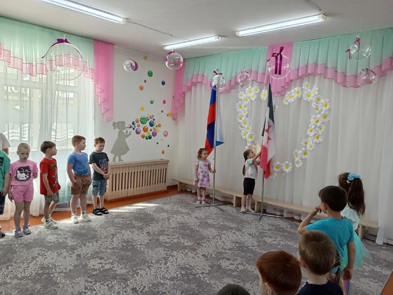 Новая неделя в нашем детском саду началась с традиционной церемонии поднятия флагов и и...