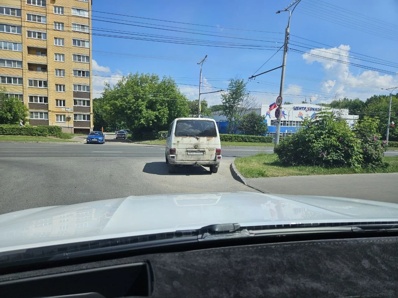 Как стать невидимкой для Госавтоинспекции? 

Достаточно просто бросить своё авто на полгода у всех н