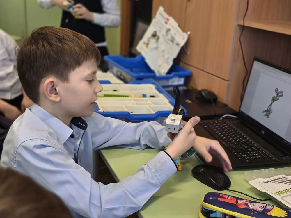 🌊 Батискаф своими руками: магия робототехники в начальной школе! Ребята начальной школы на кружке ро