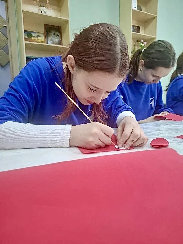 🎗️Активисты «Движения Первых» — ученики 6В и 7Б классов — приняли участие в мастер-классе по изготов