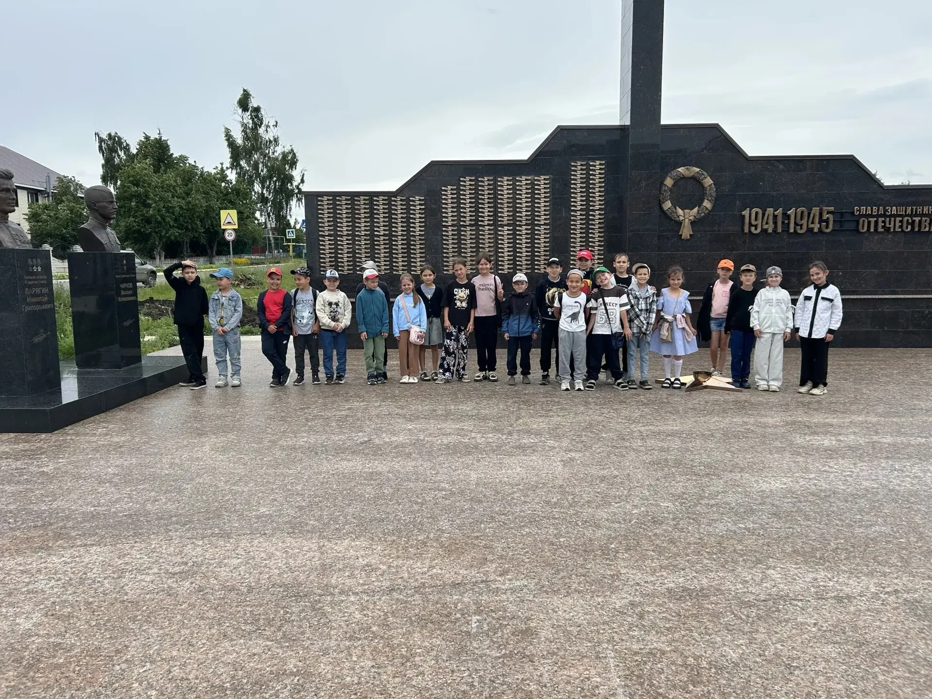 В День памяти и скорби, 22 июня, состоялась памятная программа.

Ребята почтили память погибших мину