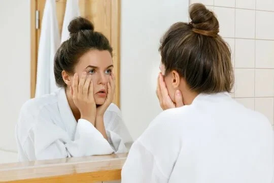 Утренняя отёчность под глазами? Вините не бессонницу, а солёный ужин! 😴🍲👀