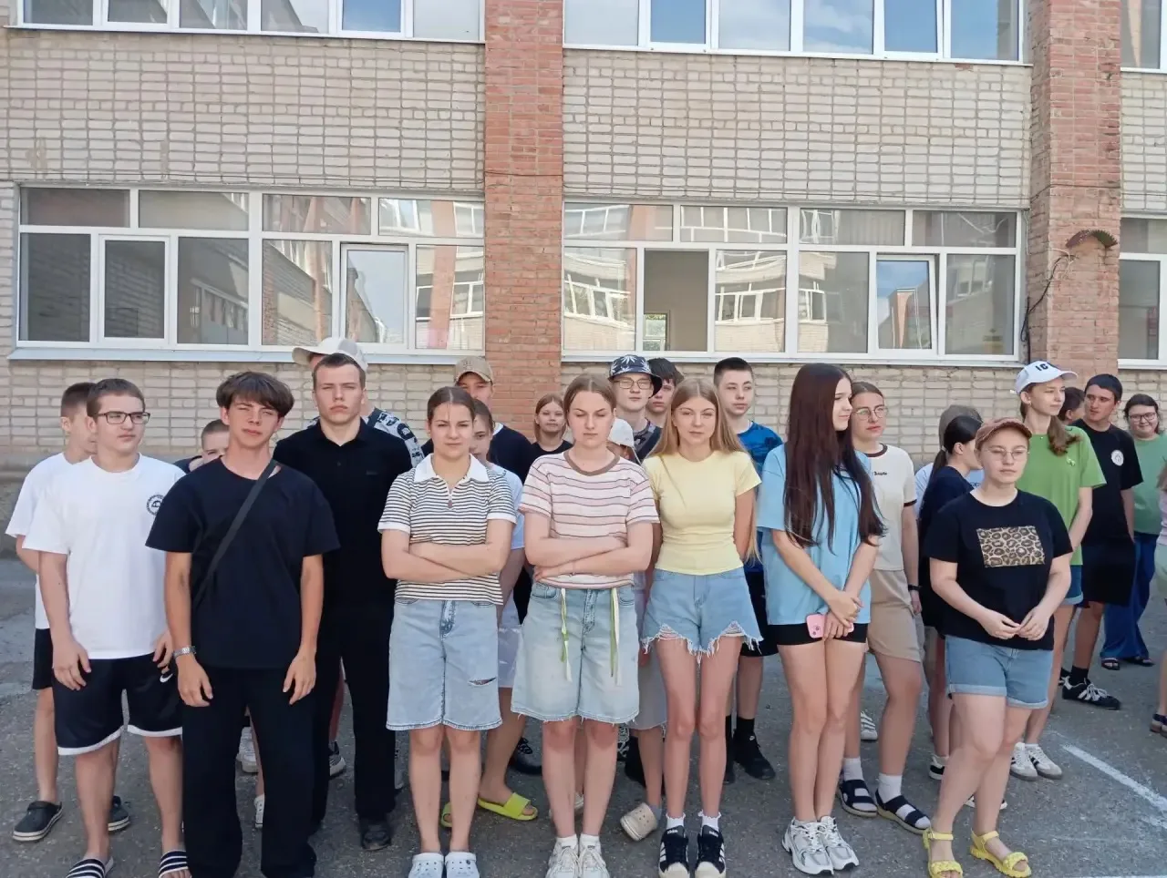 Учащиеся СОШ № 1 проводят каникулы с пользой!

Ребята работают в лагере труда и отдыха «Рассвет». 

