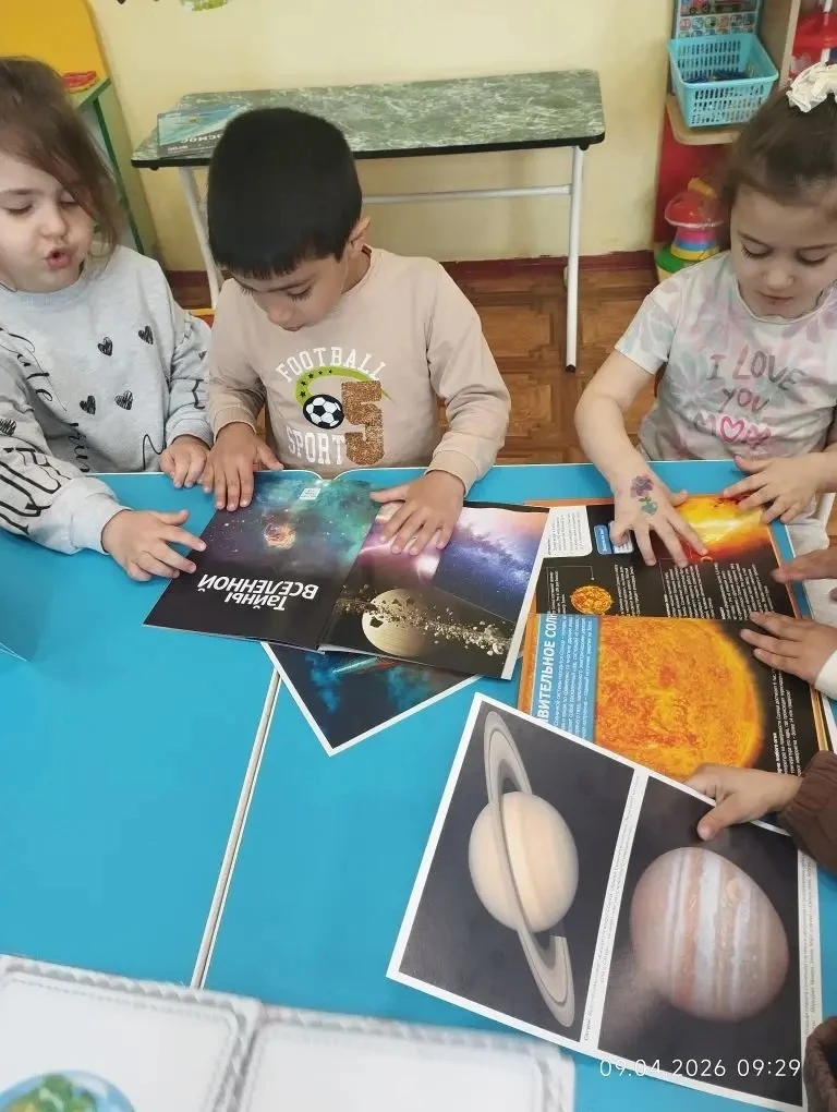 🚀В средней группе прошло увлекательное занятие, посвящённое Дню космонавтики. 🛰️