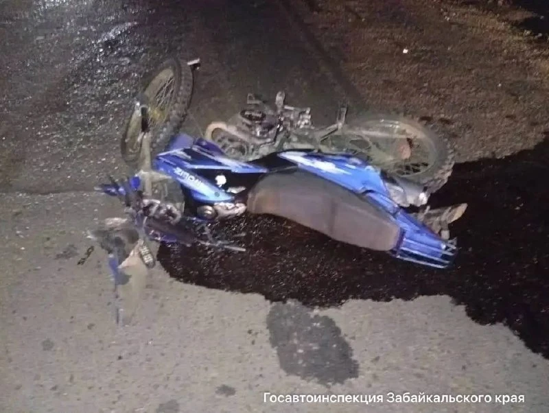 Двое подростков пострадали в Борзе, врезавшись на мотоцикле в иномарку. Авария случилас...