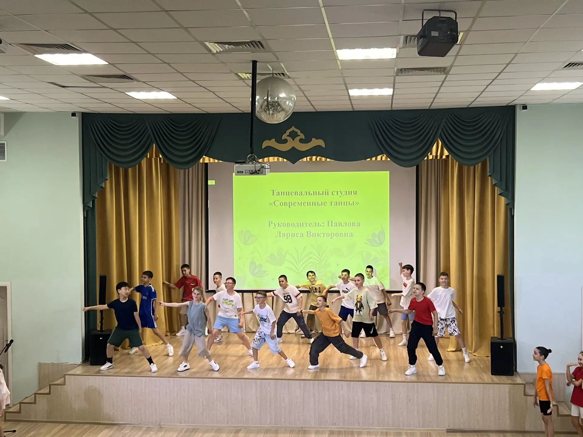 ✔️21 майда безнең гимназиядә өстәмә белем бирү түгәрәкләренең иҗади отчет концерты узды.  Сәхнәдә ха