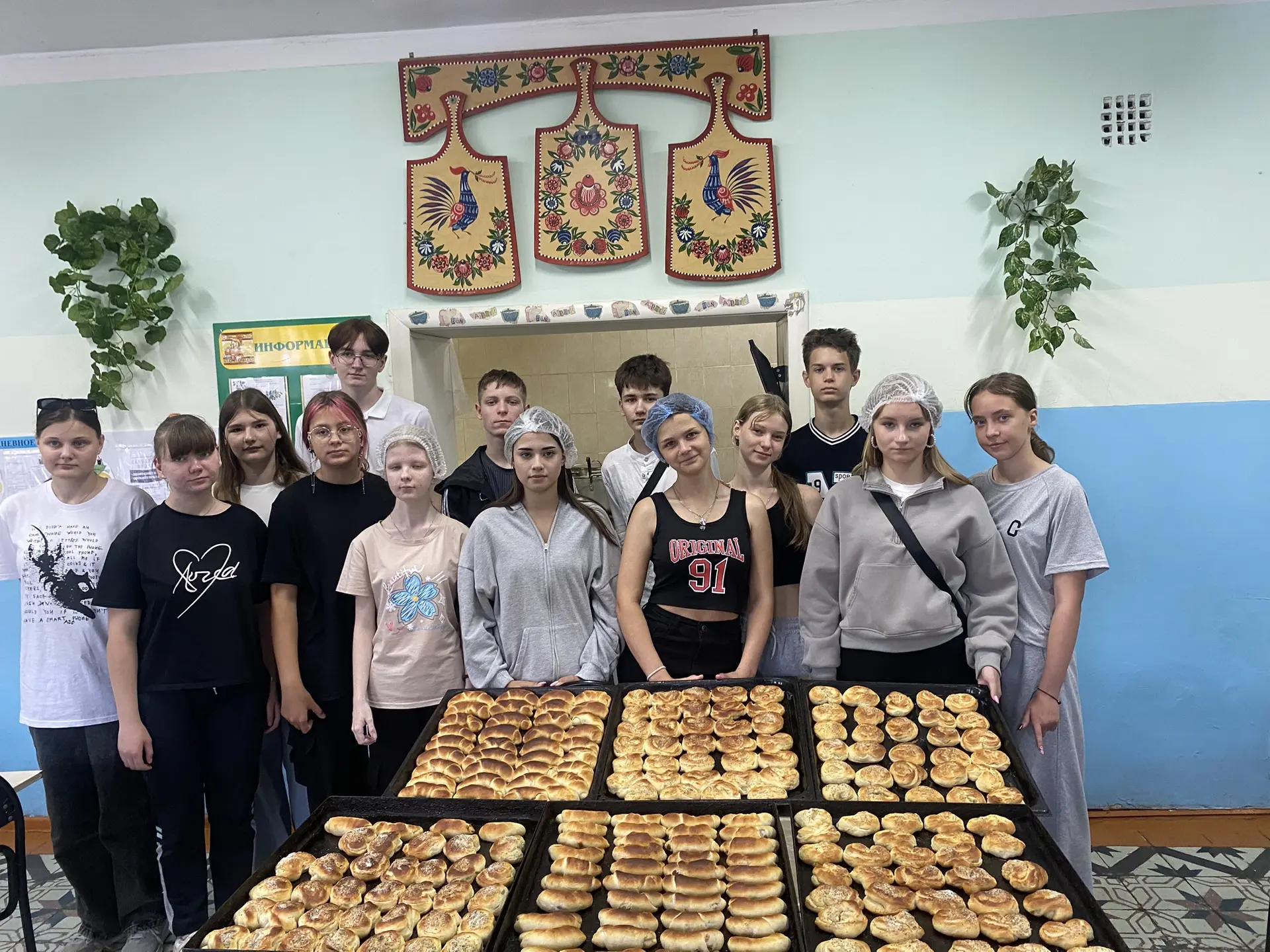 ДОБРО НЕ УХОДИТ НА КАНИКУЛЫ!
📌📌Большой дружной командой старшеклассников подготовили подарки для в