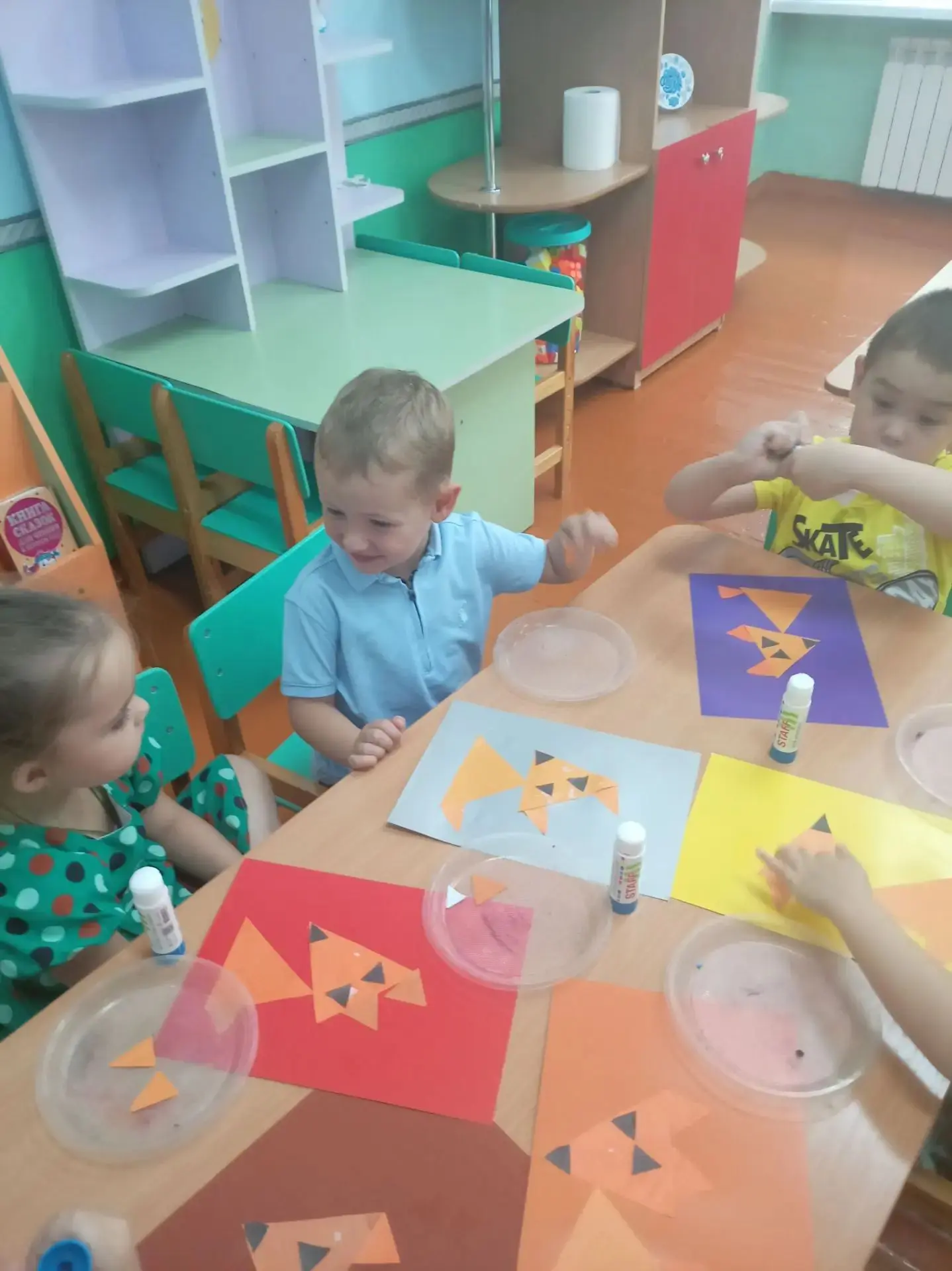 "Лисонка,, Лиса из геометрических фигур. Под кустом  под кустом Кто -то с рыженьким хво...