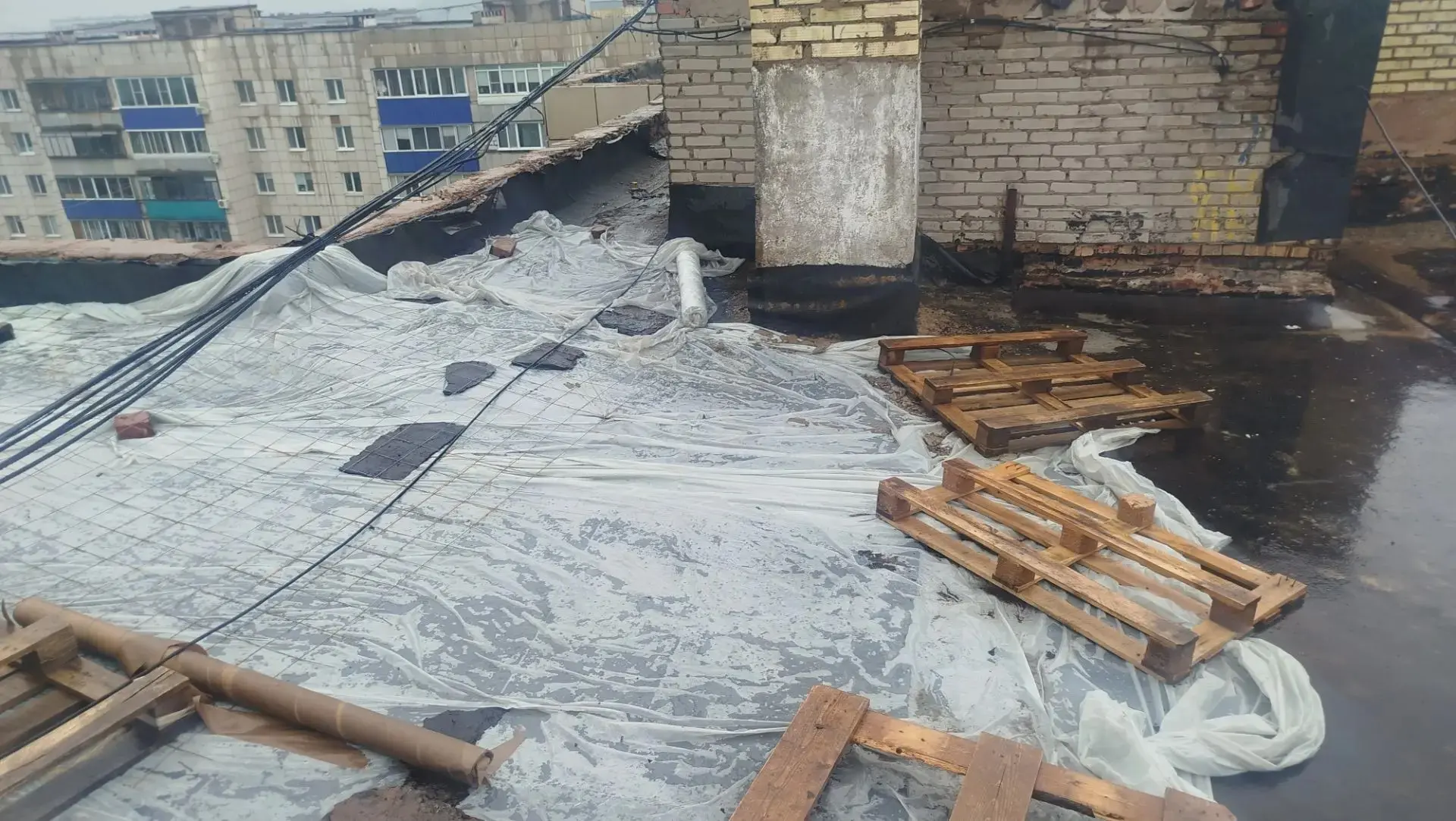 После сильного ливня две квартиры по адресу Гафиатуллина, 2 оказались подтоплены - люди остались без