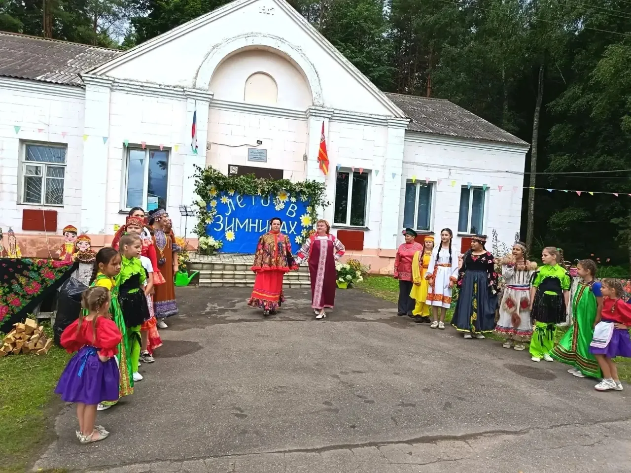 В Зимницах отметили День деревни и Год единства народов России
 
🌦️В этот теплый летний день на тра