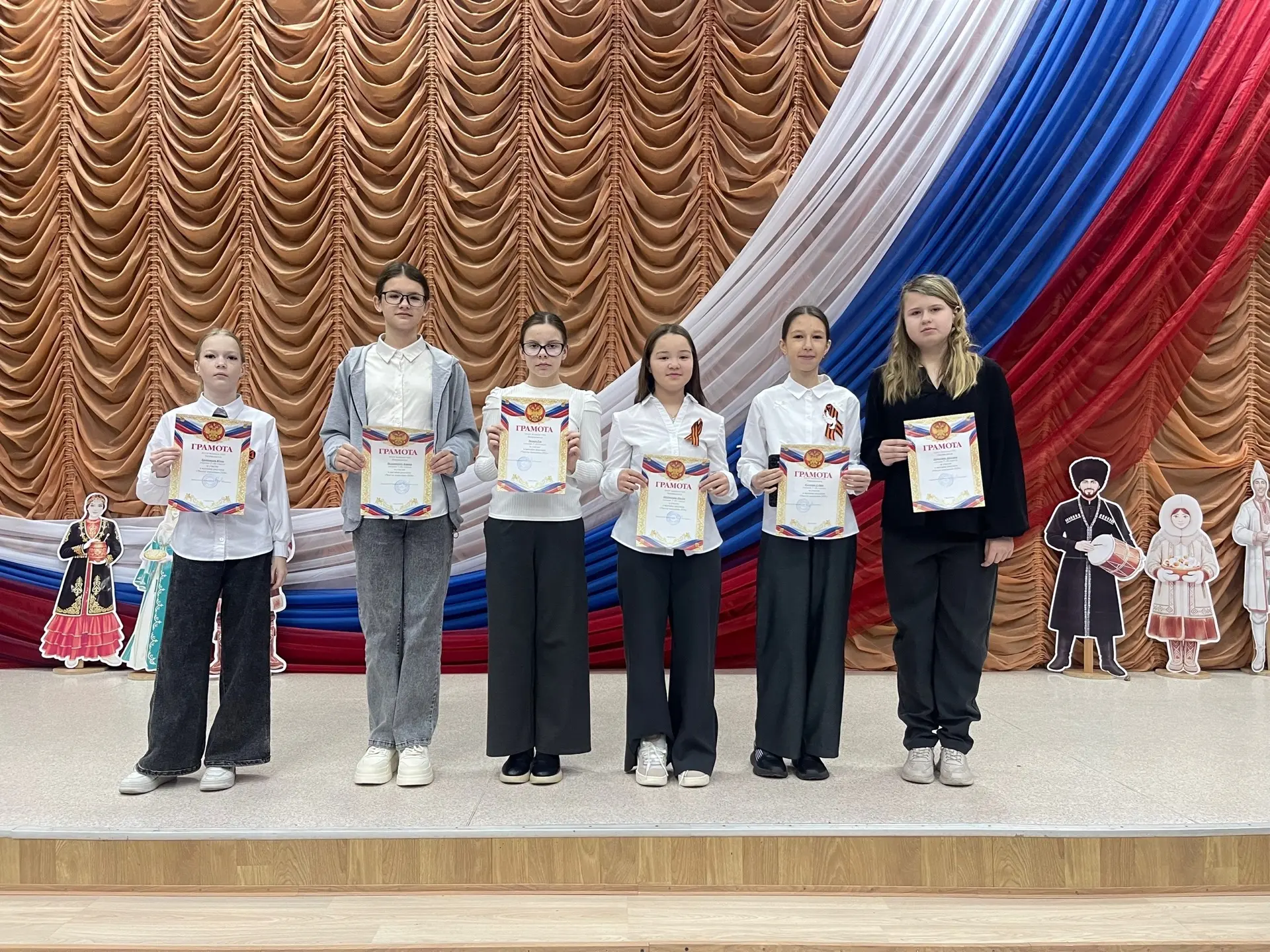 📌Сегодня понедельник – начало новой учебной недели.   🇷🇺Традиционно в нашей школе прошла  линейка, н