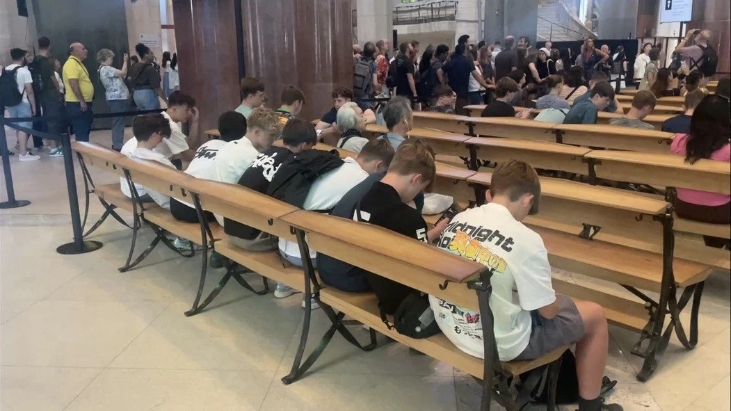 Испанских школьников привели на экскурсию в Саграда Фамилия 🙈 Ооооочень интересно!🤣🤣🤣все школьни