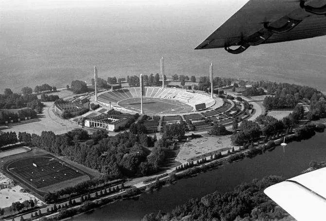⚽️ Праздник Победы, парка и футбола

30 июля 1950 года к пятилетию Победы в Ленинграде открыли Примо