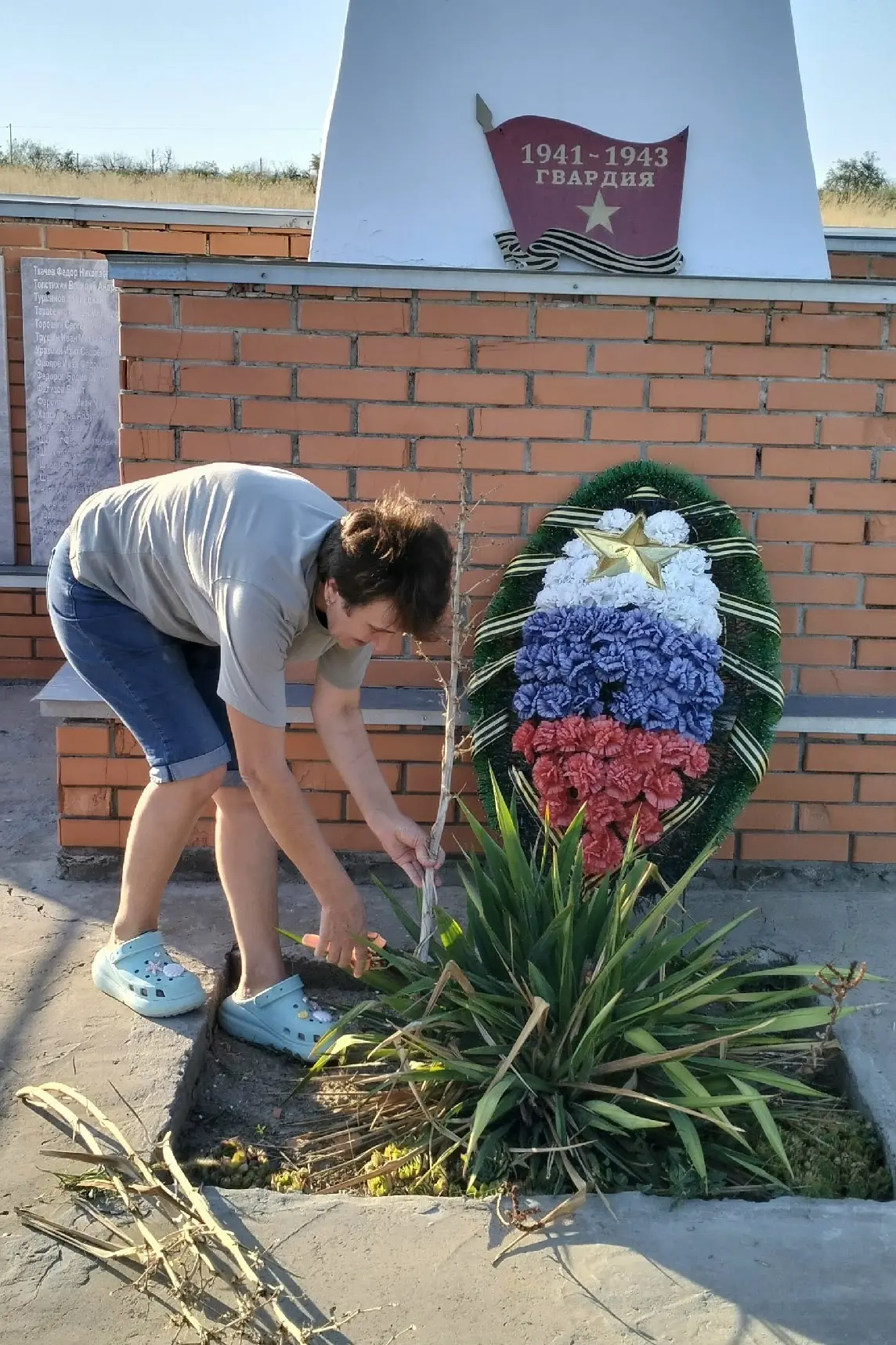В целях реализации Всероссийской акции "Цвета Родины"  приуроченной к празднованию Дня ...