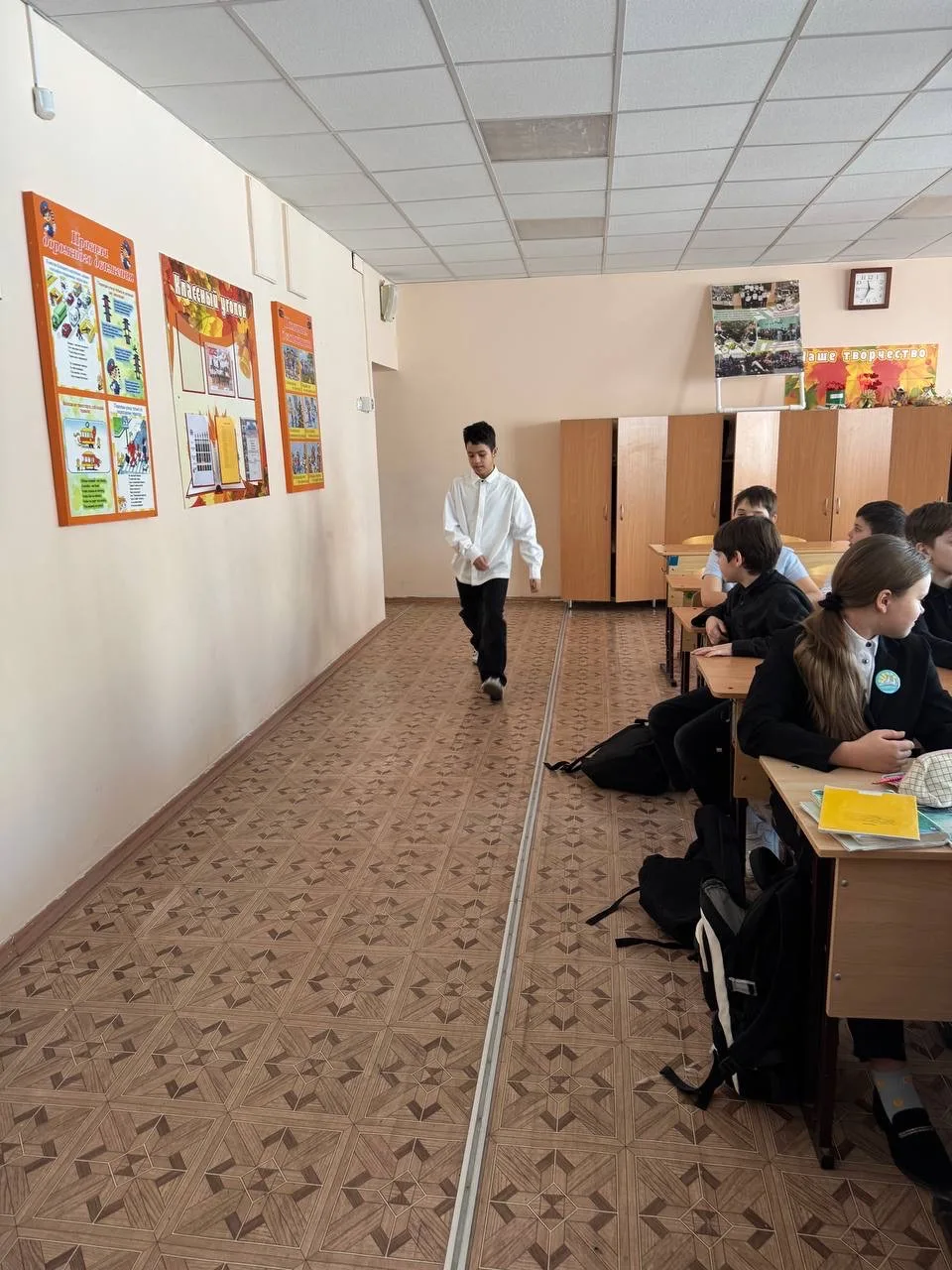 Вести с урока👩🏻‍🏫  На уроке наглядной геометрии (учитель Аленькина Н.И.) учащиеся 5В класса познаком
