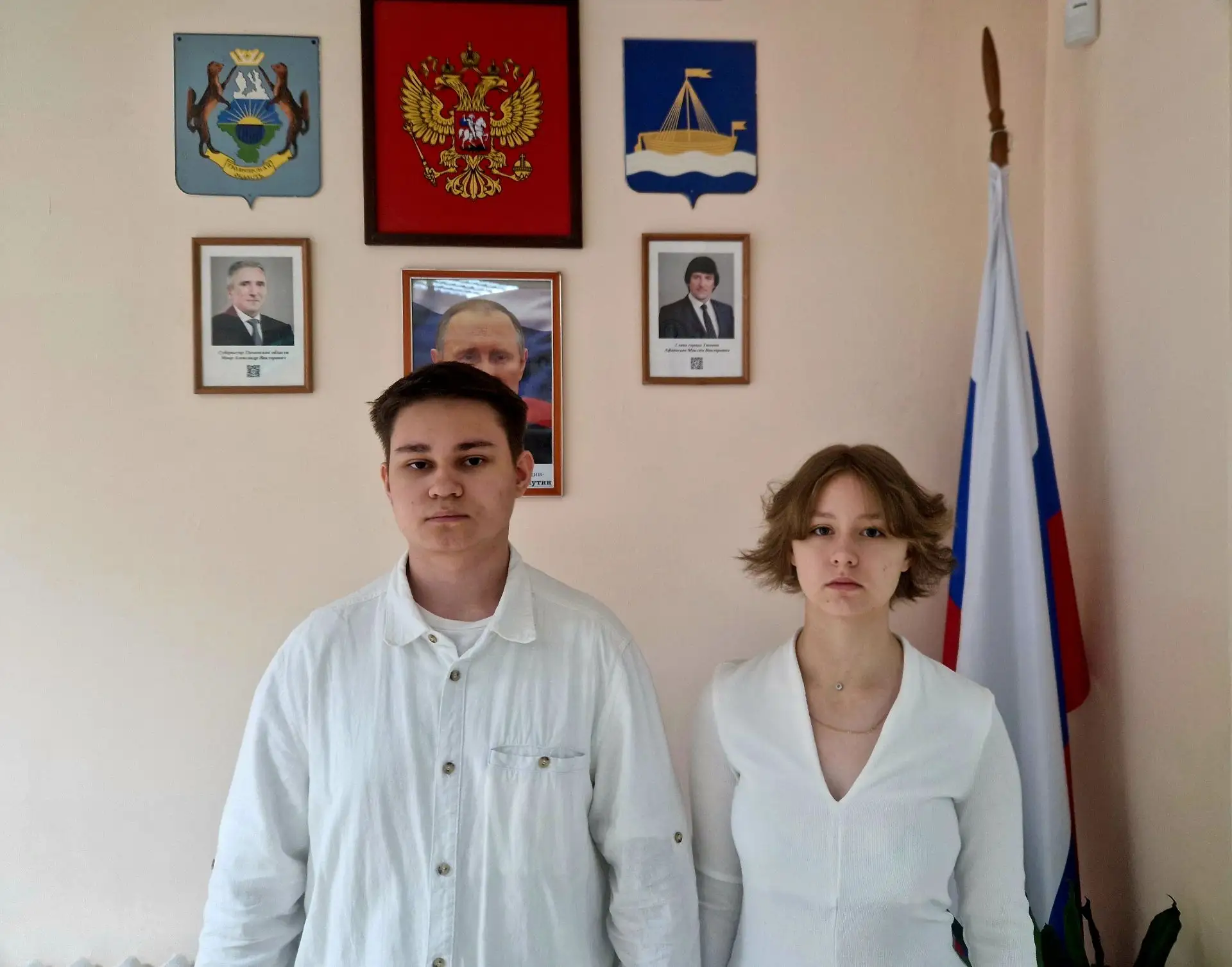 Сегодня, 28 сентября, день начался традиционно - мы дружно всей школой исполнили Госуда...