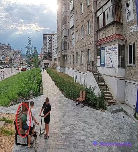 👮‍♂️ В Миассе разыскивают упитанного подростка, сломавшего лавочку