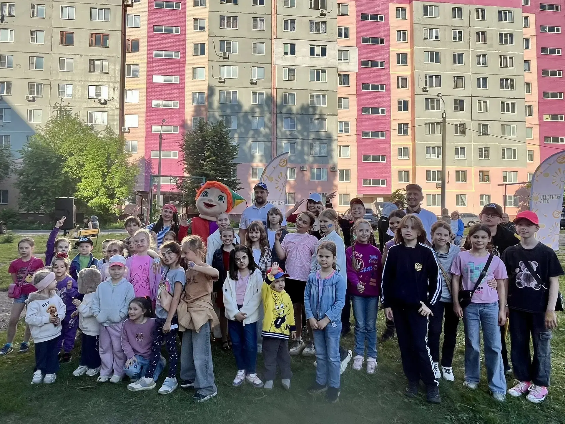 Учащиеся и преподаватели ДМШ им. В. П. Чеха с удовольствием подарили своё творчество жи...