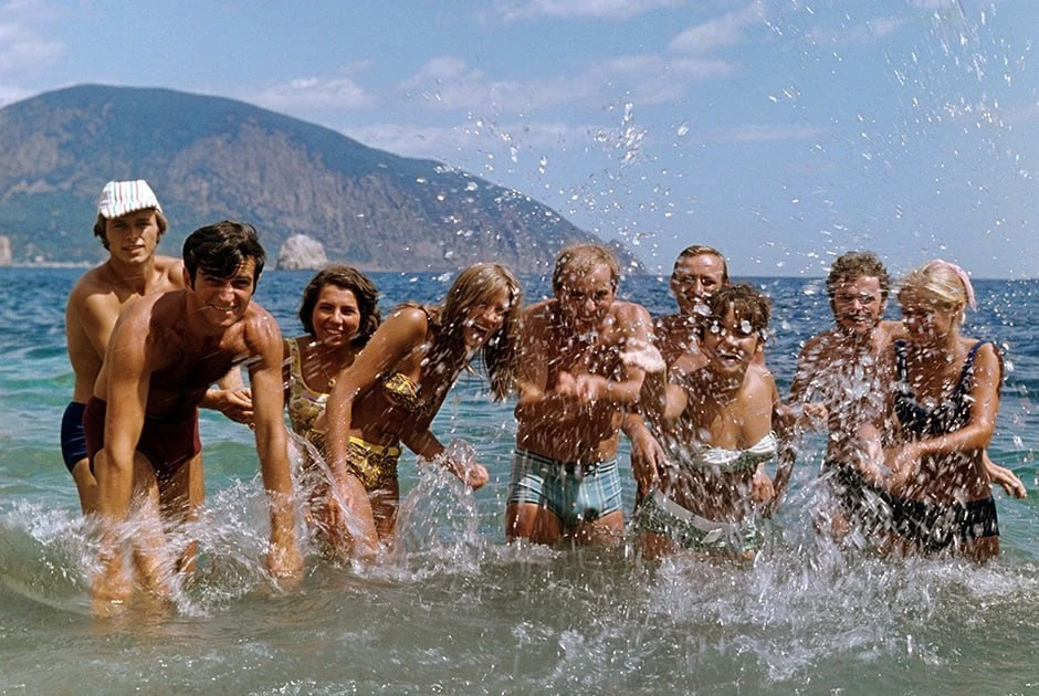 Отдыхающие на пляже в поселке Гурзуф, 1970-е.