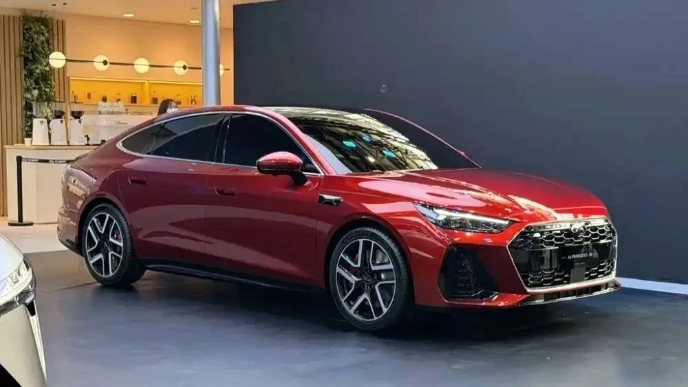 Компания Chery опубликовала официальные изображения интерьера концептуальной модели Arrizo S.  Напом
