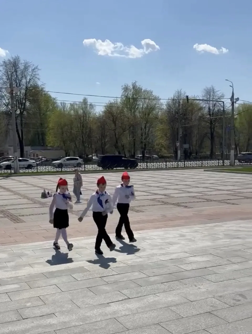 🇷🇺 Вахта памяти: день второй. Продолжаем марафон «Наследники Победы»  Второй день выдался солнечным.