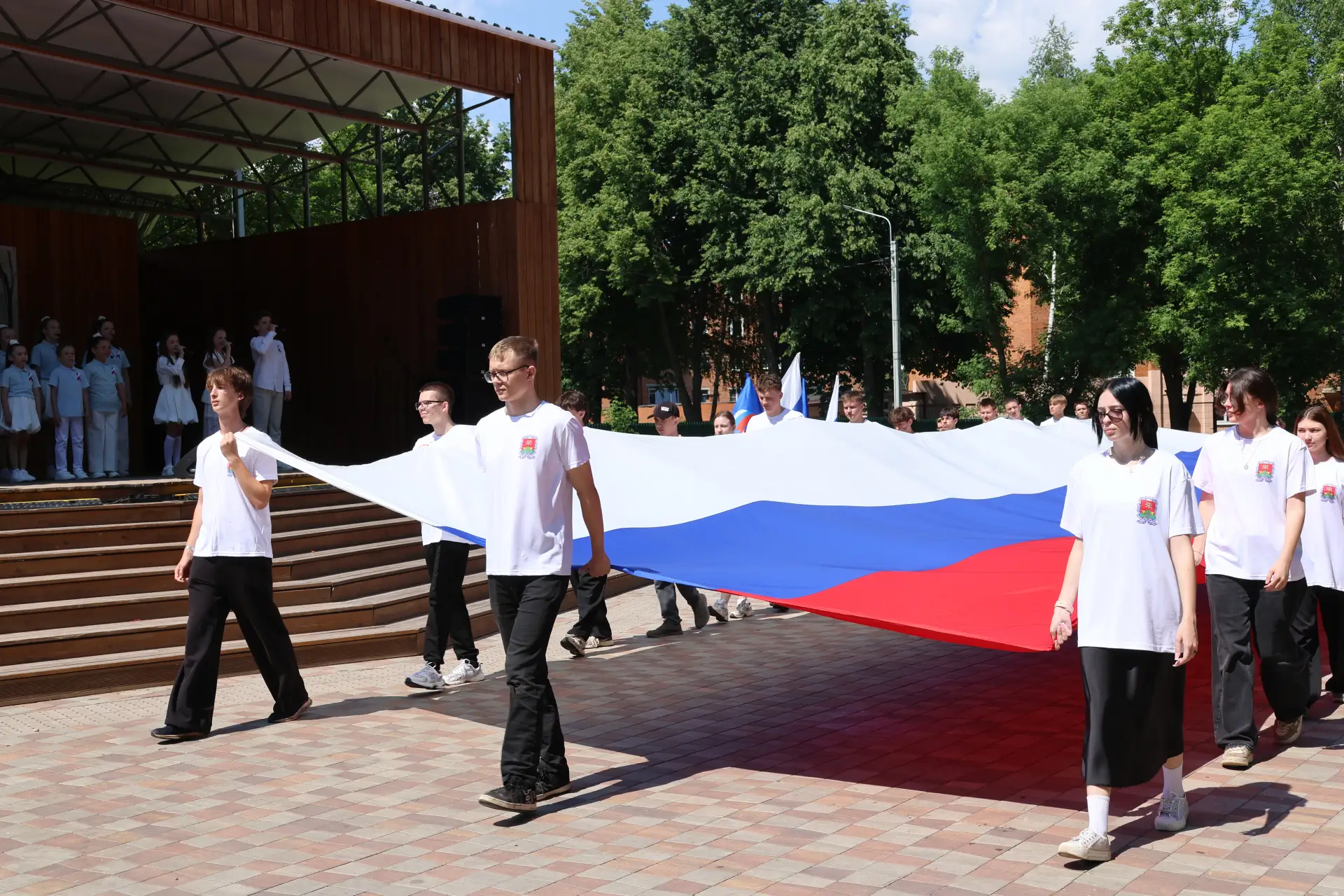 Я люблю тебя, Россия!

Фотографии в альбоме 👈 

В Березовой роще собрались жители города, чтобы отм