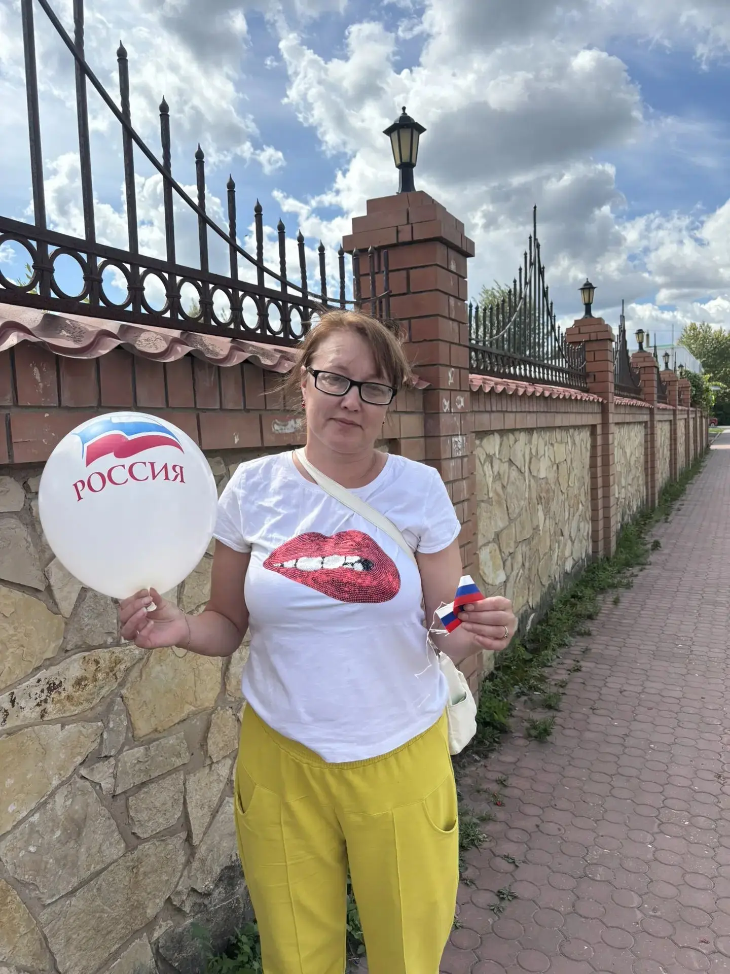 Сегодня, в День Государственного флага РФ,  волонтеры школы на площади  250 лет Октября...