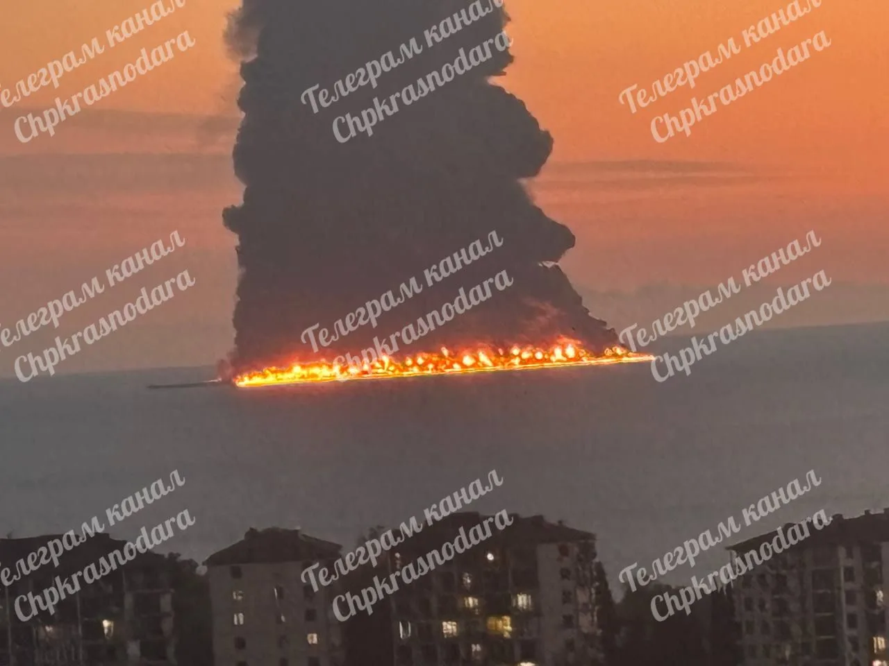 Крупный пожар на судне в нейтральных водах у берегов Сочи