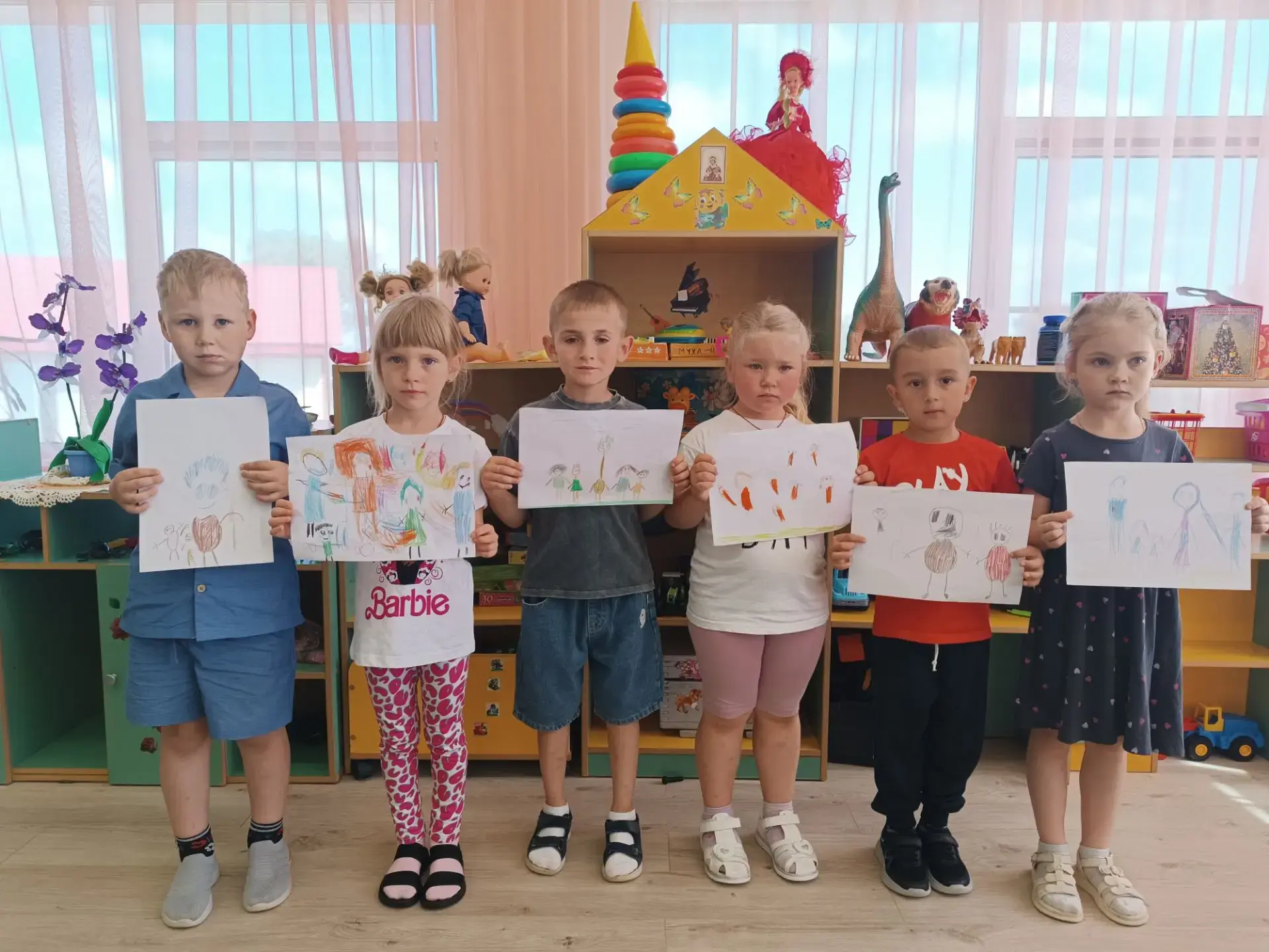 👨‍👩‍👧‍👦 «Моя семья» — самая любимая тема! 💛
Сегодня в «Дюймовочке» прошёл особенно тёплый и душ